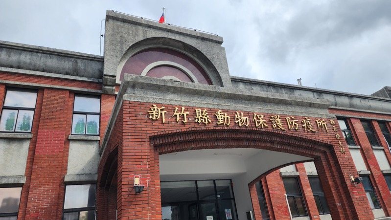 竹東鎮發生兩隻狗受困廠房數月,活活被餓死成白骨的慘劇,全案已觸犯刑責,新竹縣動保所已將2隻的骨骸帶回冰存。記者胡蓬生/攝影 竹東鎮發生兩隻狗受困廠房數月,活活被餓死成白骨的慘劇,全案已觸犯刑責,新竹縣動保所已將2隻的骨骸帶回冰存。記者胡蓬生/攝影