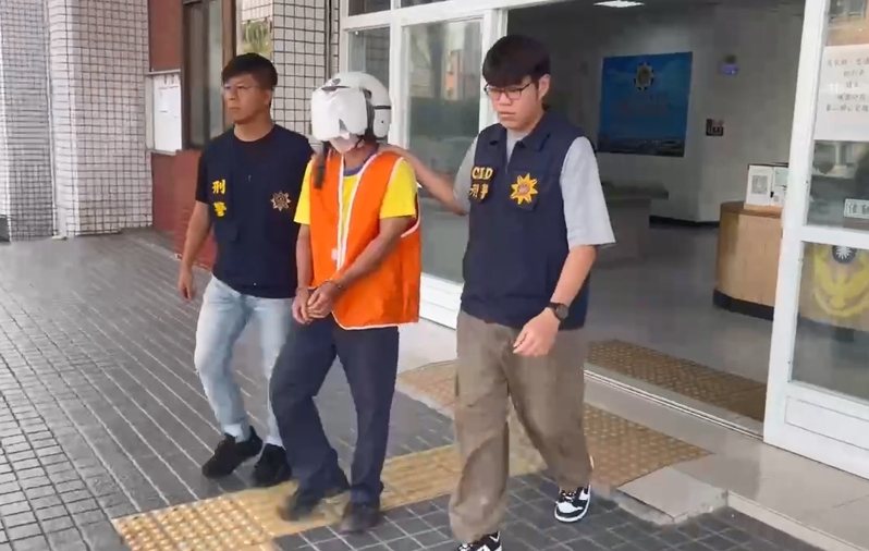 高雄市衛生局今天會同警、消,將「撒釘怪客」強制就醫。記者石秀華/翻攝 高雄市衛生局今天會同警、消,將「撒釘怪客」強制就醫。記者石秀華/翻攝