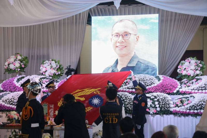新北土城分局清水所長劉宗鑫上月遭陳女開車拖行衝撞護欄不幸殉職,告別式今上午於板殯舉行,引發前立委游毓蘭感慨。圖/取自游毓蘭臉書 新北土城分局清水所長劉宗鑫上月遭陳女開車拖行衝撞護欄不幸殉職,告別式今上午於板殯舉行,引發前立委游毓蘭感慨。圖/取自游毓蘭臉書