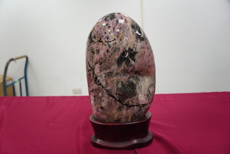 執行署彰化分署明天起,展示15件11月1日將拍賣的15件原石擺件及青銅雕塑藝品,圖為玫瑰石。圖/執行署彰化分署提供 執行署彰化分署明天起,展示15件11月1日將拍賣的15件原石擺件及青銅雕塑藝品,圖為玫瑰石。圖/執行署彰化分署提供