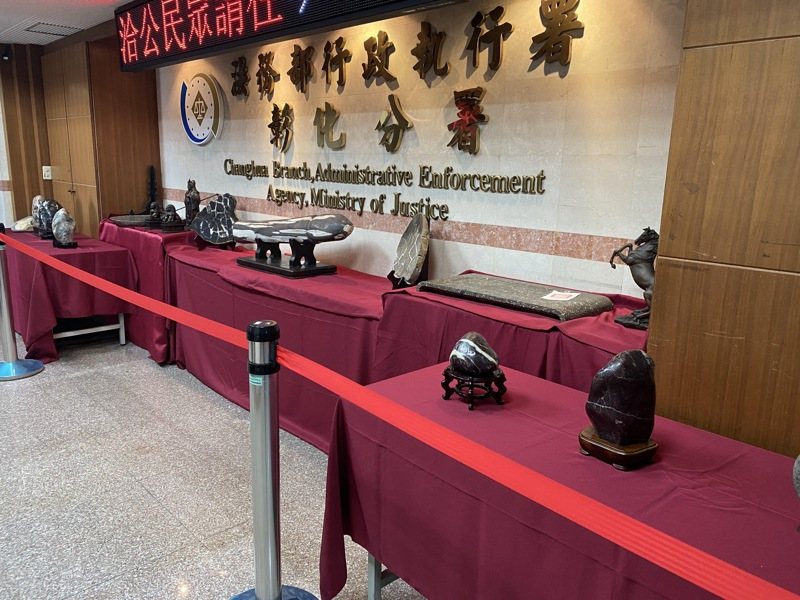 執行署彰化分署明天起,展示15件11月1日將拍賣的15件原石擺件及青銅雕塑藝品。圖/執行署彰化分署提供 執行署彰化分署明天起,展示15件11月1日將拍賣的15件原石擺件及青銅雕塑藝品。圖/執行署彰化分署提供