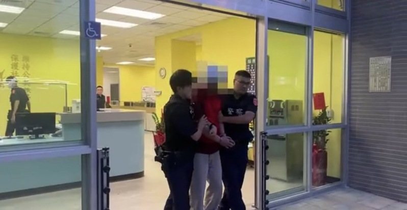 桃園李姓通緝犯去年6月8日下午對前來查捕的楊梅警分局草湳派出所鄭姓及陳姓員警拒捕,並持刀追砍員警。記者翁唯真/翻攝 桃園李姓通緝犯去年6月8日下午對前來查捕的楊梅警分局草湳派出所鄭姓及陳姓員警拒捕,並持刀追砍員警。記者翁唯真/翻攝
