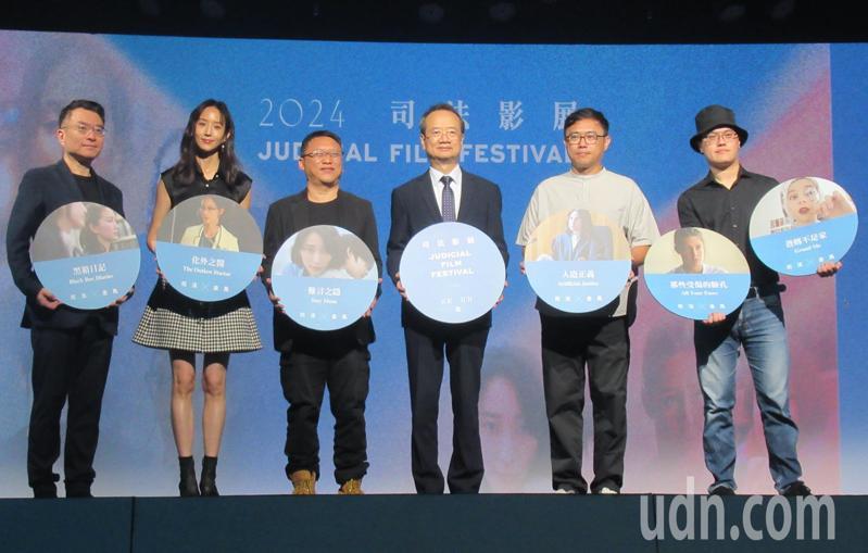 司法院長許宗力（右三）、台北金馬影展執行委員會執行長聞天祥（左一）、劇集「化外之醫」監製湯昇榮（左三）、導演廖士涵（右二）與詹淳皓（右一），以及主演張鈞甯替「2024金馬 X 司法影展」揭幕。記者王宏舜／攝影