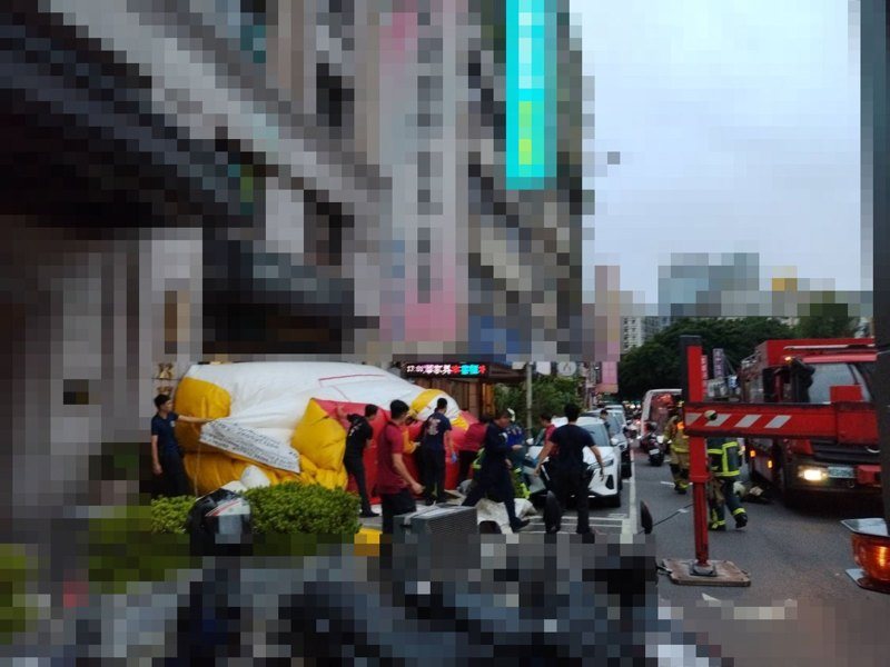 台北市中正區今天下午傳出墜樓意外，所幸該名女子掉在氣墊邊緣，仍有呼吸心跳緊急送醫。記者翁至成／翻攝