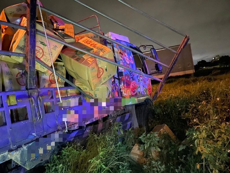 1名45歲的蔡姓大貨車駕駛，行駛於台66線往觀音方向，欲左轉新文路時，疑左轉未停等紅燈，不慎撞上直行的52歲陳姓連結車駕駛。記者翁唯真／攝影