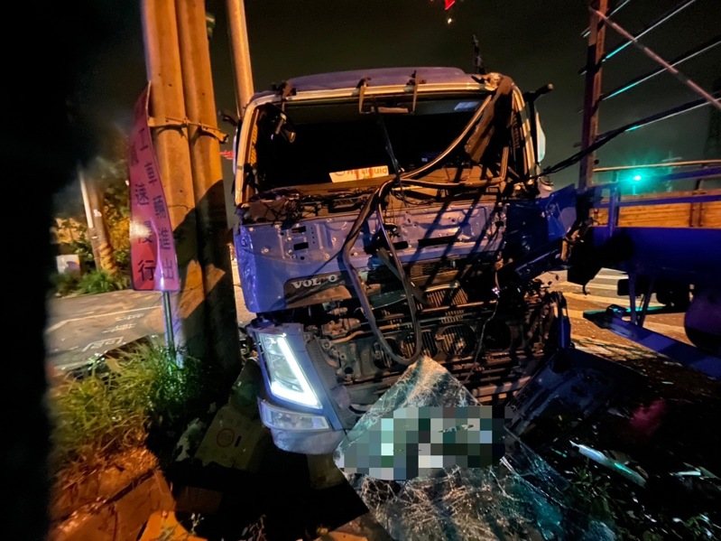 1名45歲的蔡姓大貨車駕駛，行駛於台66線往觀音方向，欲左轉新文路時，疑左轉未停等紅燈，不慎撞上直行的52歲陳姓連結車駕駛。記者翁唯真／攝影