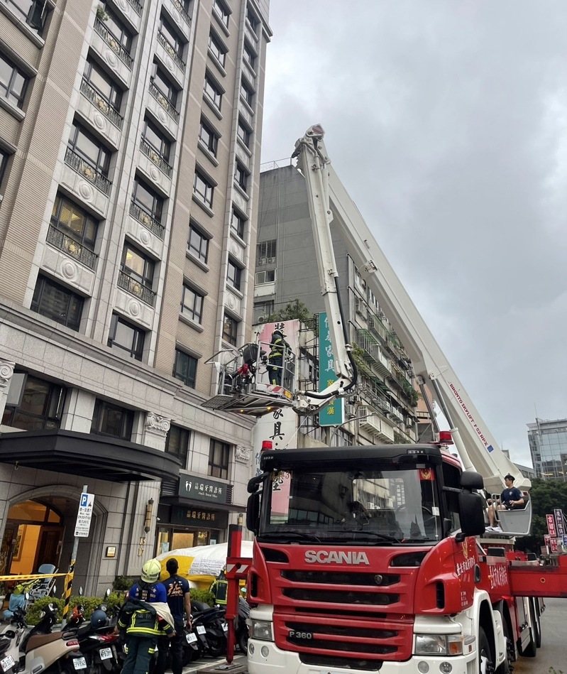 台北市中正區昨天下午傳出墜樓意外,該名女子一度有呼吸心跳緊急送醫,不幸仍不治。記者翁至成/翻攝 台北市中正區昨天下午傳出墜樓意外,該名女子一度有呼吸心跳緊急送醫,不幸仍不治。記者翁至成/翻攝