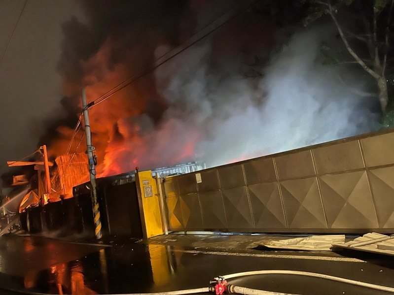 桃園市楊梅區環東路150巷，今凌晨12時57分許，地上1層鐵皮結構建築物起火燃燒，現場無危險物品。記者翁唯真／翻攝