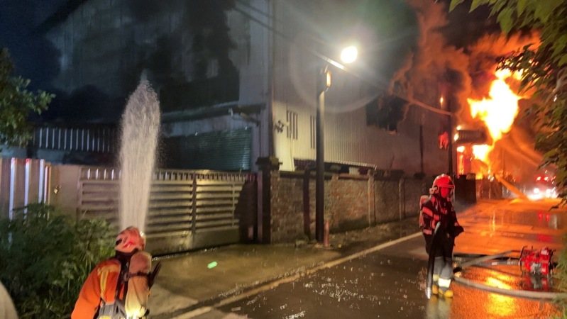 桃園市楊梅區環東路150巷，今凌晨12時57分許，地上1層鐵皮結構建築物起火燃燒，現場無危險物品。記者翁唯真／翻攝