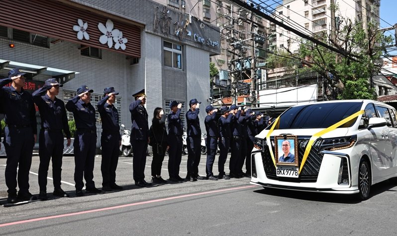 新北市警土城分局清水派出所所長劉宗鑫因公殉職，昨天舉行公祭，典禮結束後靈柩繞行經過清水派出所，分局同仁列隊送行致敬。記者杜建重／攝影