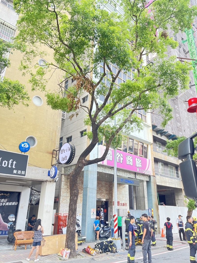 高雄市瑞谷商旅今天清晨發生火警，1男子不治。圖／讀者提供