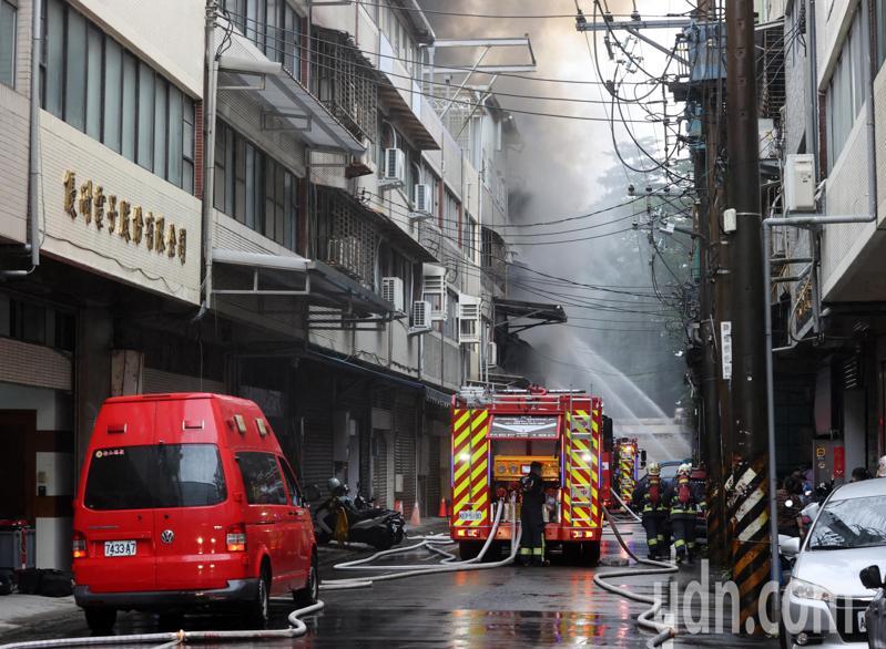 新北市汐止區大同路一處食品工廠及辦公室上午發生火警。記者林澔一／攝影