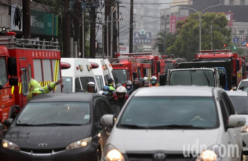 新北市汐止區大同路一段一處工業區上午發生火警，汐止交通雪上加霜。記者林澔一／攝影
