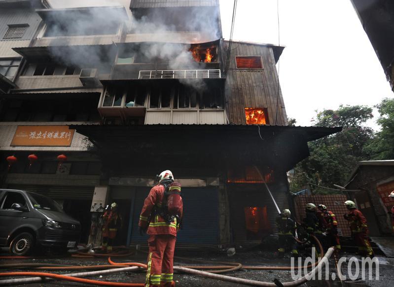 新北市汐止區大同路上午發生火警，新北市消防局共出動10個分隊，55車125人前往灌救。記者林澔一／攝影
