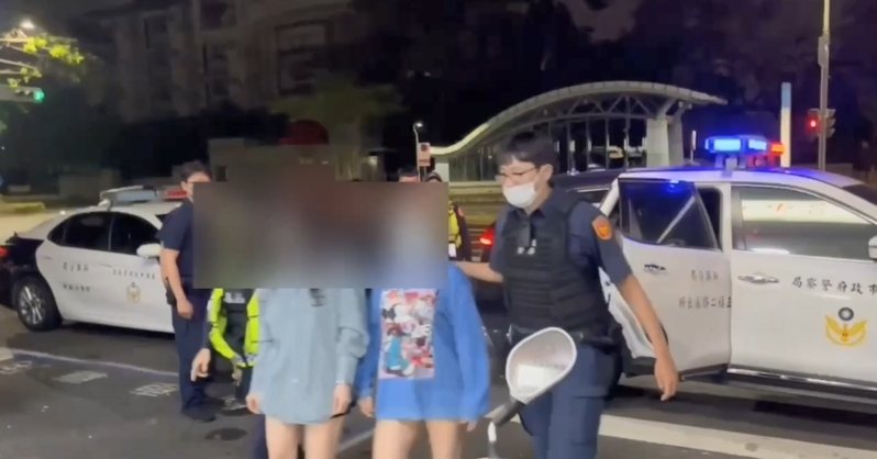 高雄市新興區藏身於電信大樓的一家美容會館藏春色,2名超胸的越籍女服務生性服務嫖客,涉案負責人均被判刑。記者石秀華/翻攝 高雄市新興區藏身於電信大樓的一家美容會館藏春色,2名超胸的越籍女服務生性服務嫖客,涉案負責人均被判刑。記者石秀華/翻攝