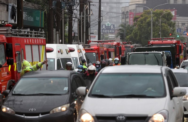 新北市汐止區大同路一段一處工業區上午發生火警，汐止交通雪上加霜。記者林澔一／攝影