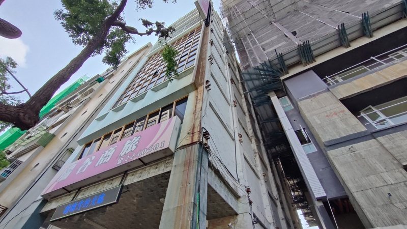 翁姓男子投宿瑞谷商旅，跳窗落在隔壁興建中的大樓鷹架，右腳受傷，撿回一命。記者林保光／攝影