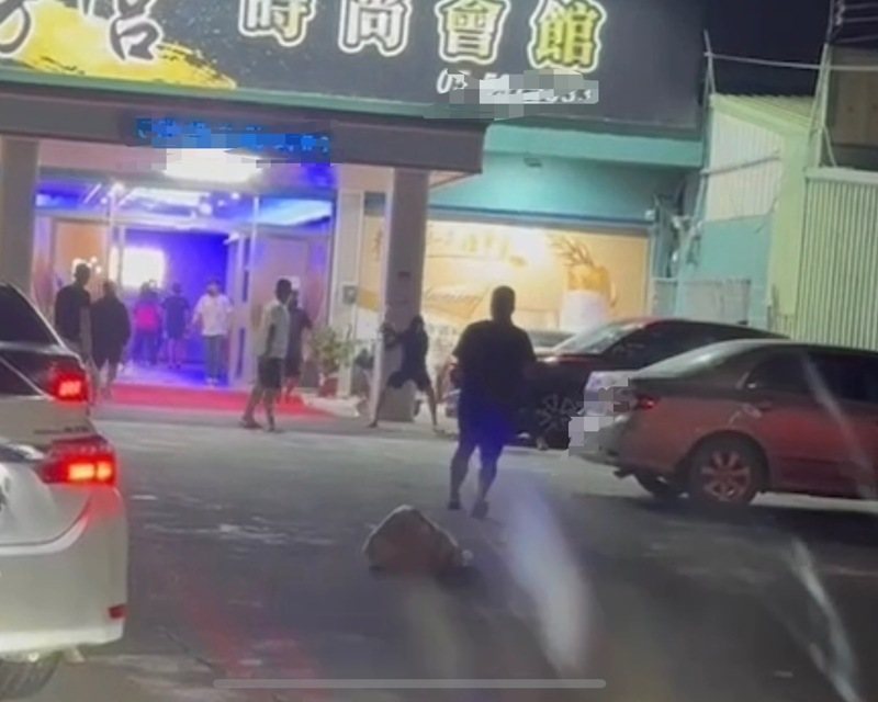 雲林縣斗南鎮一家卡拉OK會館前天晚上遭多名持鋁棒的年輕人砸店,就連停在門口的車輛也被砸毀,斗南警分局獲報趕到現場時人已離去,目前已傳喚4名涉案人到案說明,並追查其餘共犯,釐清案情。記者陳雅玲/翻攝 雲林縣斗南鎮一家卡拉OK會館前天晚上遭多名持鋁棒的年輕人砸店,就連停在門口的車輛也被砸毀,斗南警分局獲報趕到現場時人已離去,目前已傳喚4名涉案人到案說明,並追查其餘共犯,釐清案情。記者陳雅玲/翻攝