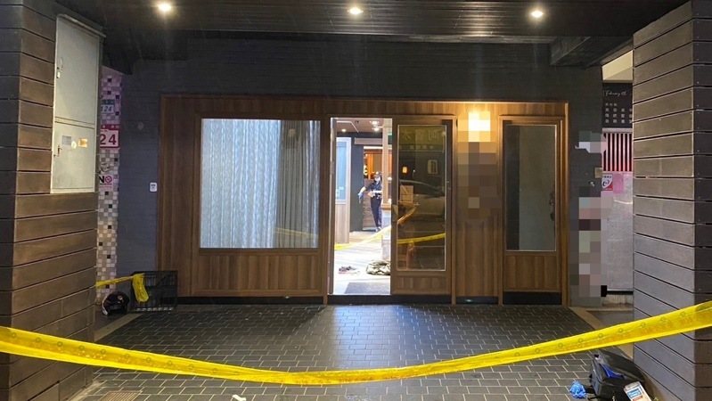 調酒師莊男昨晚闖入自家酒館，店長發現異狀將莊男堵在室內，員警到場破門發現莊男自傷昏迷，送醫不治。記者李隆揆／翻攝