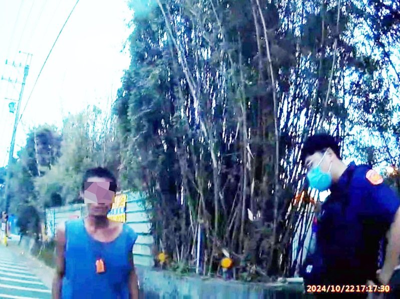 平鎮區潘男精神不穩疑似吸食強力膠，手持雨傘作勢攻擊路人，員警攔下查問。記者曾增勳／翻攝