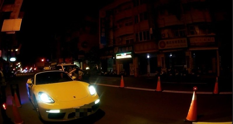 台中市吳姓男子21日凌晨酒後駕駛保時捷跑車上路,行經北區時遇到臨檢。記者陳宏睿/翻攝 台中市吳姓男子21日凌晨酒後駕駛保時捷跑車上路,行經北區時遇到臨檢。記者陳宏睿/翻攝