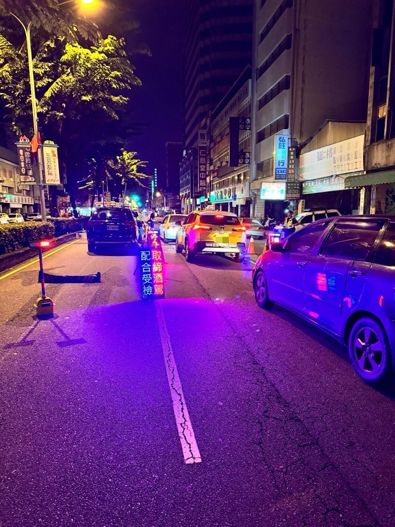 台中市吳姓男子21日凌晨酒後駕駛保時捷跑車上路,行經北區時遇到臨檢。記者陳宏睿/翻攝 台中市吳姓男子21日凌晨酒後駕駛保時捷跑車上路,行經北區時遇到臨檢。記者陳宏睿/翻攝