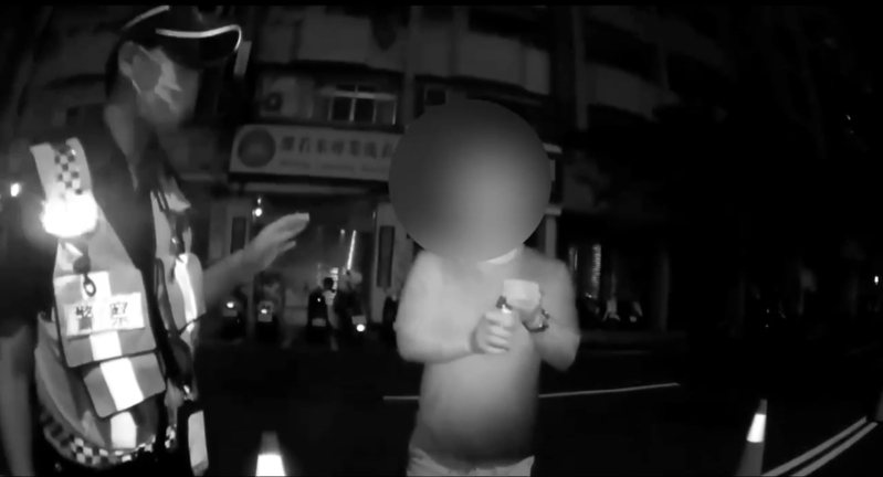 台中市吳姓男子21日凌晨酒後駕駛保時捷跑車上路,行經北區時遇到臨檢。記者陳宏睿/翻攝 台中市吳姓男子21日凌晨酒後駕駛保時捷跑車上路,行經北區時遇到臨檢。記者陳宏睿/翻攝