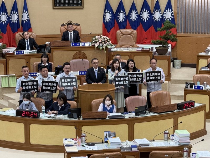 新北市議員翁震州指出,新莊中正路、思源路口設置科技執法三個月開一萬多張罰單。記者葉德正/攝影 新北市議員翁震州指出,新莊中正路、思源路口設置科技執法三個月開一萬多張罰單。記者葉德正/攝影