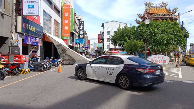 苗栗市三角公園今天布店招掉落,造成一名女騎士輕微受傷。圖/王士章提供 苗栗市三角公園今天布店招掉落,造成一名女騎士輕微受傷。圖/王士章提供