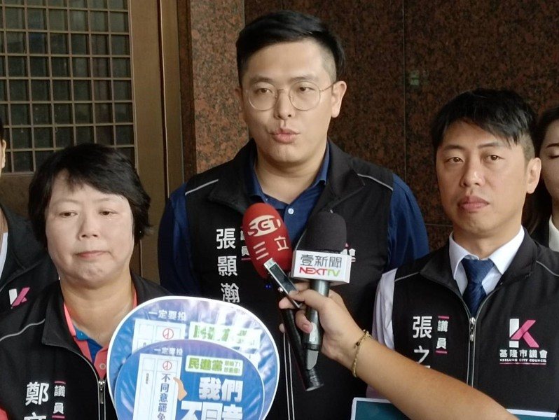 民進黨基隆市議員張顥瀚（中）涉犯貪汙治罪條例，基隆地檢署檢察官偵訊後，今向基隆地院聲請羈押。聯合報系資料照片