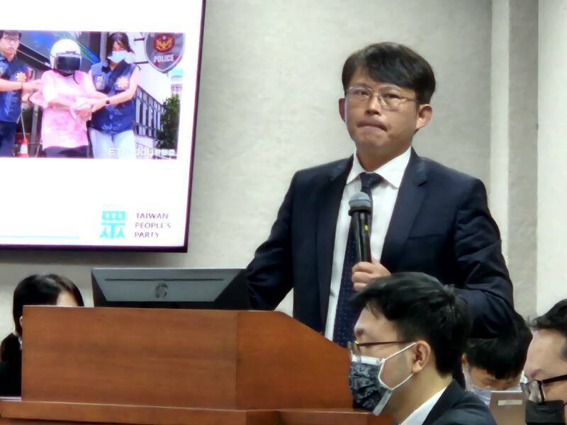 民眾黨立委黃國昌23日不滿表示,我國反毒成效不彰,讓毒犯屢犯不改,悲劇持續發生。(Photo by 呂翔禾/台灣醒報) 民眾黨立委黃國昌23日不滿表示,我國反毒成效不彰,讓毒犯屢犯不改,悲劇持續發生。(Photo by 呂翔禾/台灣醒報)