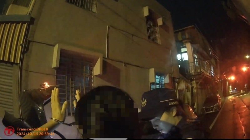 花蓮吉安警分局光華派出所警員、實務訓練員，在海岸路與南海八街一帶巡邏時，發現通緝犯，實務員才報到第2天就立下大功，獲得肯定。圖／警方提供