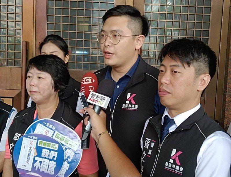 民進黨基隆市議員張顥瀚(中)涉嫌詐領助理費遭檢察官聲押,基隆地院今天審理後,裁定羈押禁見。聯合報系資料照片 民進黨基隆市議員張顥瀚(中)涉嫌詐領助理費遭檢察官聲押,基隆地院今天審理後,裁定羈押禁見。聯合報系資料照片