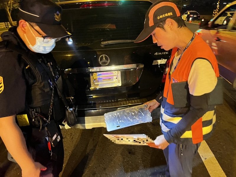 南投監理站和警方加強查緝偽造車牌。圖/南投監理站提供 南投監理站和警方加強查緝偽造車牌。圖/南投監理站提供