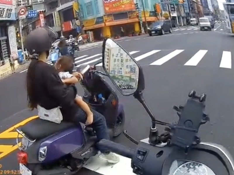 桃園昨上午一名女騎士單手抱著嬰兒騎車，幼嬰在路上哇哇大哭行徑相當危險。警方表示並未接獲報案，但女騎士的行為已違反規定，將查證告發開罰。記者周嘉茹／翻攝