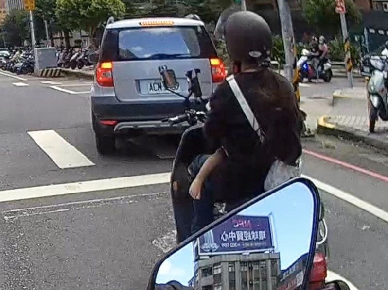 桃園昨上午一名女騎士單手抱著嬰兒騎車，幼嬰在路上哇哇大哭行徑相當危險。警方表示並未接獲報案，但女騎士的行為已違反規定，將查證告發開罰。記者周嘉茹／翻攝