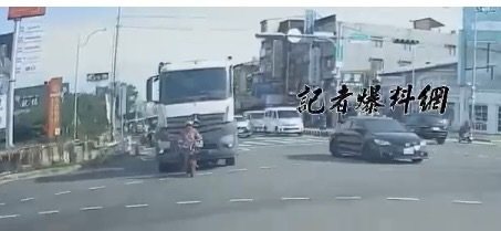 員林市中山路與員林大道五段路口今天上午一輛砂石車撞死電動機車騎士何女,車禍當下的影音曝光。圖/翻攝自記者爆料網 員林市中山路與員林大道五段路口今天上午一輛砂石車撞死電動機車騎士何女,車禍當下的影音曝光。圖/翻攝自記者爆料網
