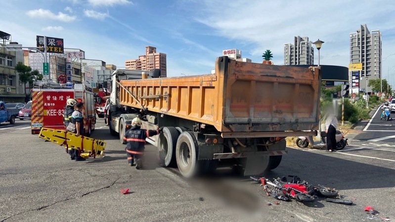員林市中山路與員林大道五段路口今天上午一輛砂石車撞到電動機車,電動機車駕駛何女被輾壓在車下,送醫後不治。圖/民眾提供 員林市中山路與員林大道五段路口今天上午一輛砂石車撞到電動機車,電動機車駕駛何女被輾壓在車下,送醫後不治。圖/民眾提供