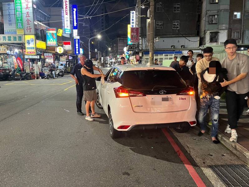22歲施姓詐騙集團車手(右二),駕車衝撞警車拒捕, 最後還是被拖下車壓制上銬。記者林昭彰/翻攝 22歲施姓詐騙集團車手(右二),駕車衝撞警車拒捕, 最後還是被拖下車壓制上銬。記者林昭彰/翻攝