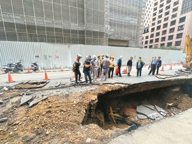 豐邑天坑案因涉貪汙、偷工減料等嫌疑,新竹地院今傳喚豐邑建設董事長劉樹居、總經理邱崇喆等5名被告。本報資料照片 豐邑天坑案因涉貪汙、偷工減料等嫌疑,新竹地院今傳喚豐邑建設董事長劉樹居、總經理邱崇喆等5名被告。本報資料照片