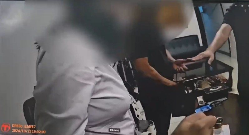 林女在網路交友竟淪為詐騙集團面交車手,被警方逮捕時才恍然大悟。圖/翻攝畫面 林女在網路交友竟淪為詐騙集團面交車手,被警方逮捕時才恍然大悟。圖/翻攝畫面