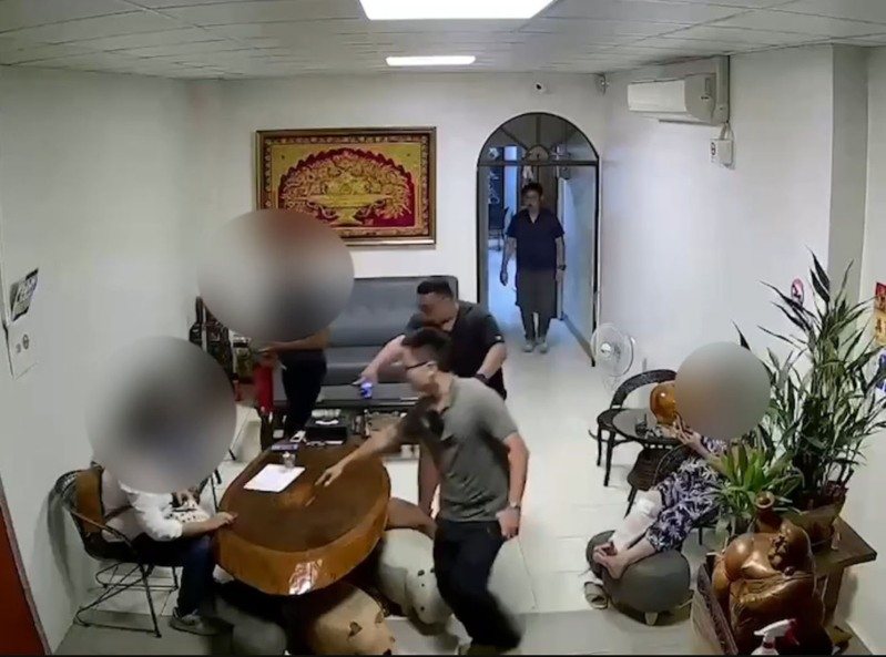 林女在網路交友竟淪為詐騙集團面交車手,被警方逮捕時才恍然大悟。圖/翻攝畫面 林女在網路交友竟淪為詐騙集團面交車手,被警方逮捕時才恍然大悟。圖/翻攝畫面