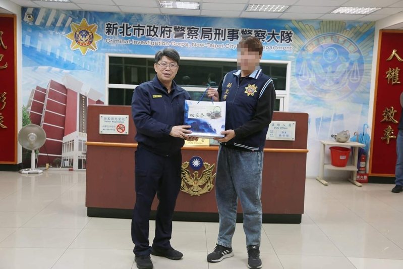 陳姓偵查佐破獲毒品案獲頒破案茶。記者黃子騰/翻攝 陳姓偵查佐破獲毒品案獲頒破案茶。記者黃子騰/翻攝