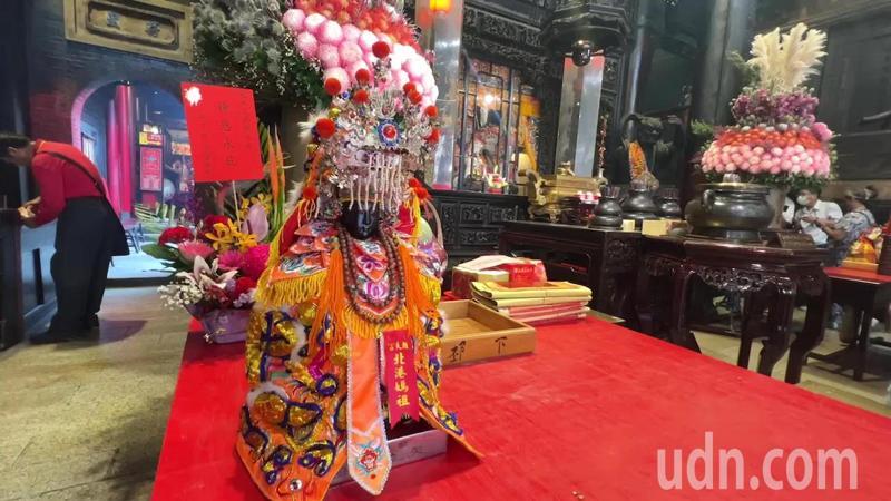 北港朝天宮這尊媽祖神像被人以恭迎媽祖參加廟會作客之名迎走,再上網以自家二手媽祖拍賣販售,沒想到輾轉又回到朝天宮,十分神奇。記者蔡維斌/攝影 北港朝天宮這尊媽祖神像被人以恭迎媽祖參加廟會作客之名迎走,再上網以自家二手媽祖拍賣販售,沒想到輾轉又回到朝天宮,十分神奇。記者蔡維斌/攝影