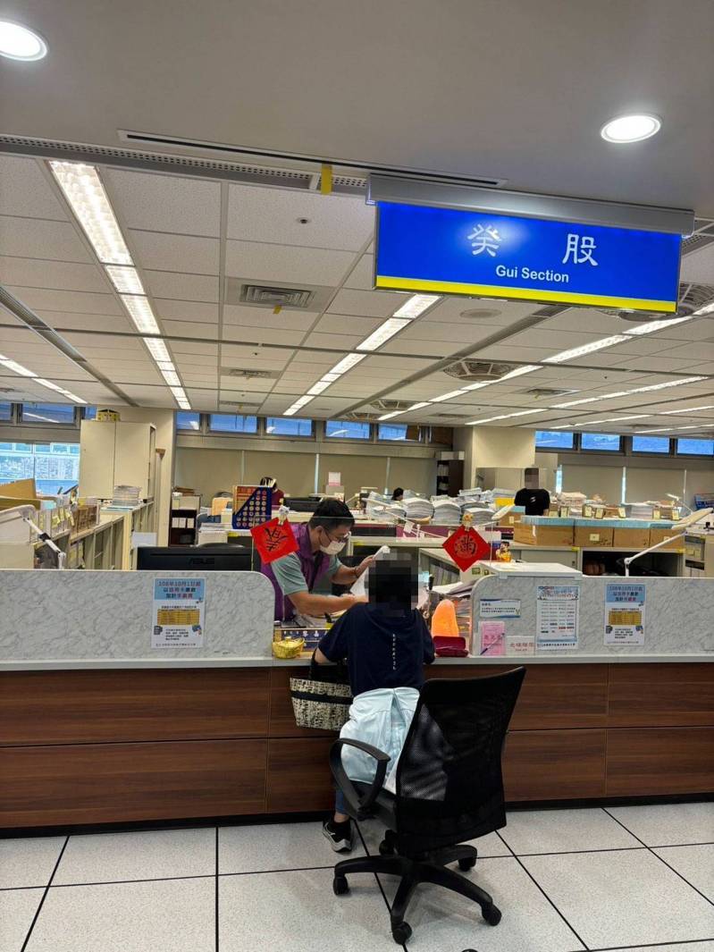 新北市吳姓男子多次交通違規又涉毒挨罰15萬3300元拒繳，法務部行政執行署新北分署扣押其保險債權全數清償。記者王長鼎／翻攝