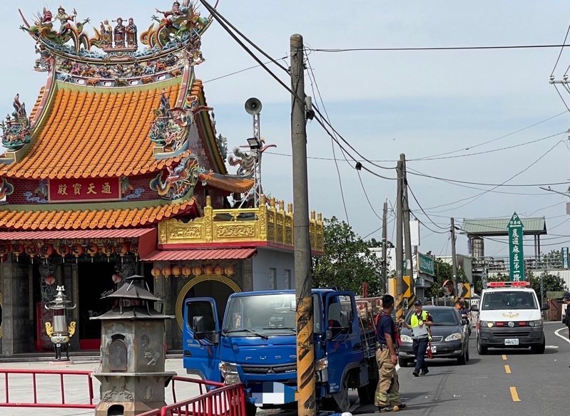 台南麻豆今中午發生載雞小貨車自撞電桿,駕駛送醫傷重不治。記者謝進盛/翻攝 台南麻豆今中午發生載雞小貨車自撞電桿,駕駛送醫傷重不治。記者謝進盛/翻攝