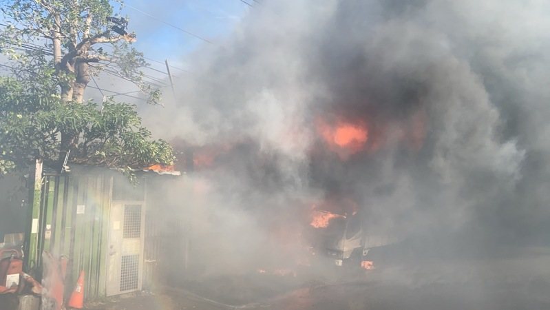 台中市大肚區沙田路一處資源回收場今天下午發生火警,消防隊還在滅火中。圖/台中市消防局提供 台中市大肚區沙田路一處資源回收場今天下午發生火警,消防隊還在滅火中。圖/台中市消防局提供