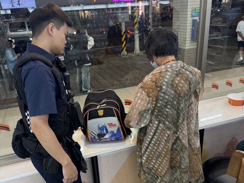 1名64歲的陳姓婦人昨5時許，於桃園市中央東路超商內行跡詭異，警方獲報到場後了解，陳女於超商內徒手竊取總價值共計408元的濾掛咖啡1盒、鮮奶1罐，之後旋即離開，店員發現後報警處理。記者翁唯真／翻攝