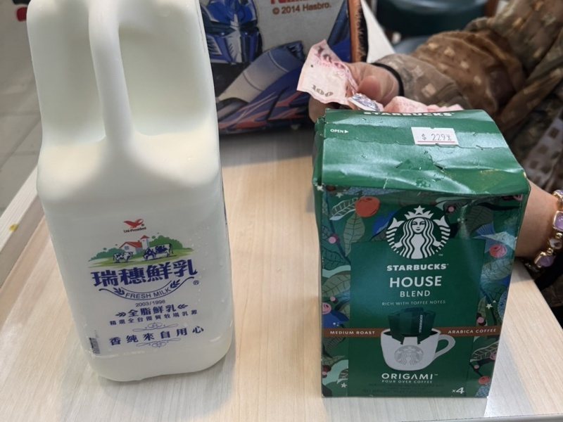 1名64歲的陳姓婦人昨5時許，於桃園市中央東路超商內行跡詭異，警方獲報到場後了解，陳女於超商內徒手竊取總價值共計408元的濾掛咖啡1盒、鮮奶1罐，之後旋即離開，店員發現後報警處理。記者翁唯真／翻攝
