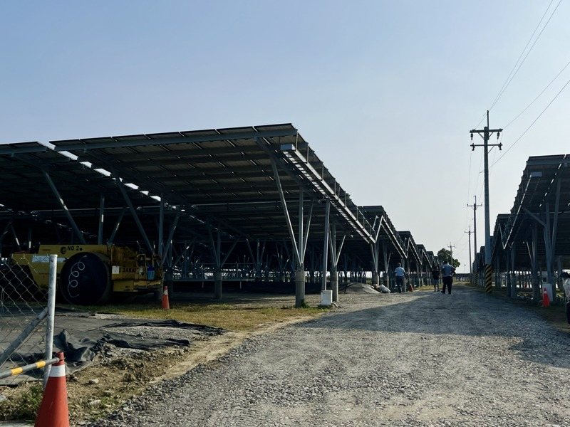 台綠公司2020年統包的嘉縣義竹鄉漁電共生案場，面積60公頃，原定隔年7月併網發電，迄今卻還未完全竣工啟用。本報資料照片